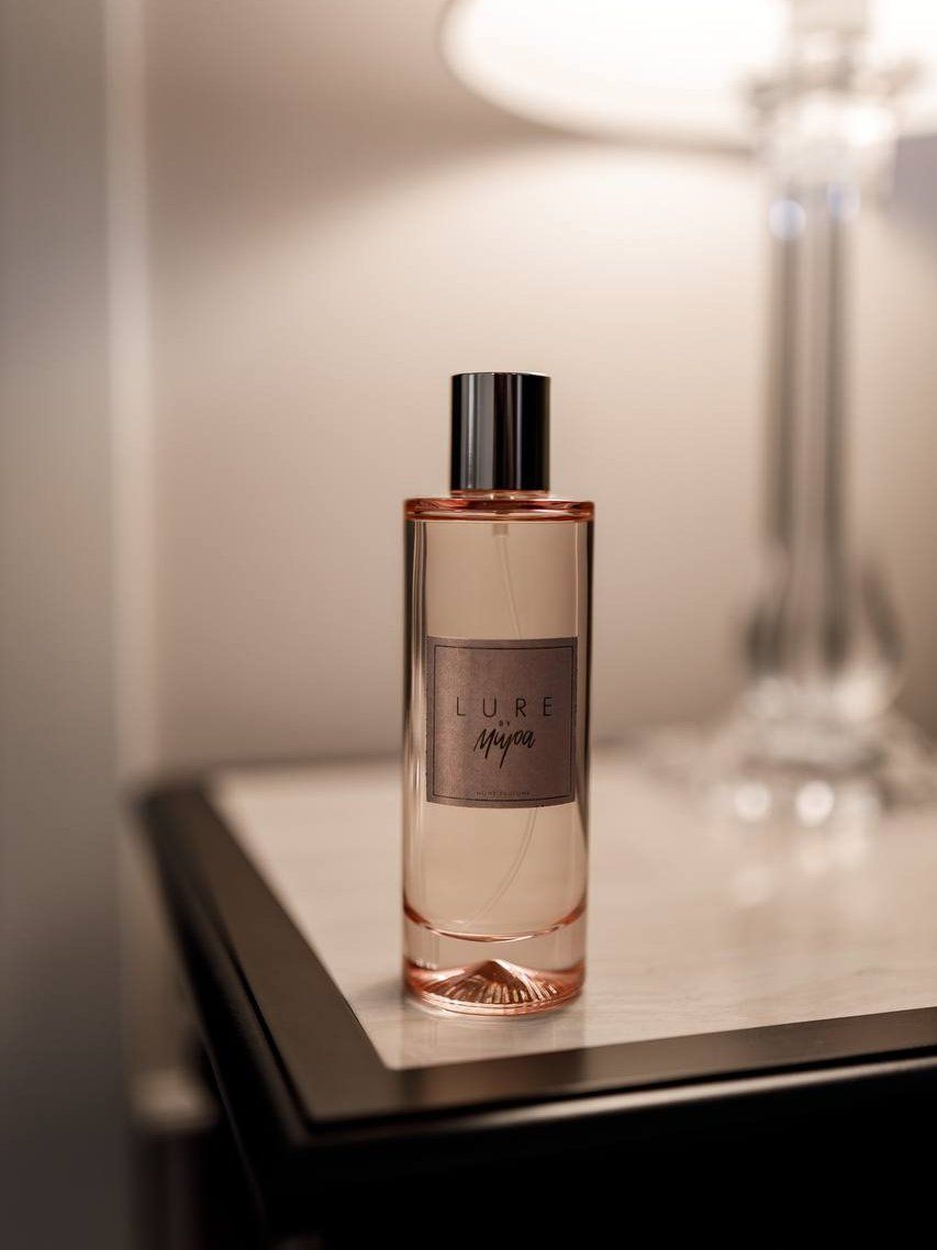 Флакон Tonka Perfumes на столике у лампы